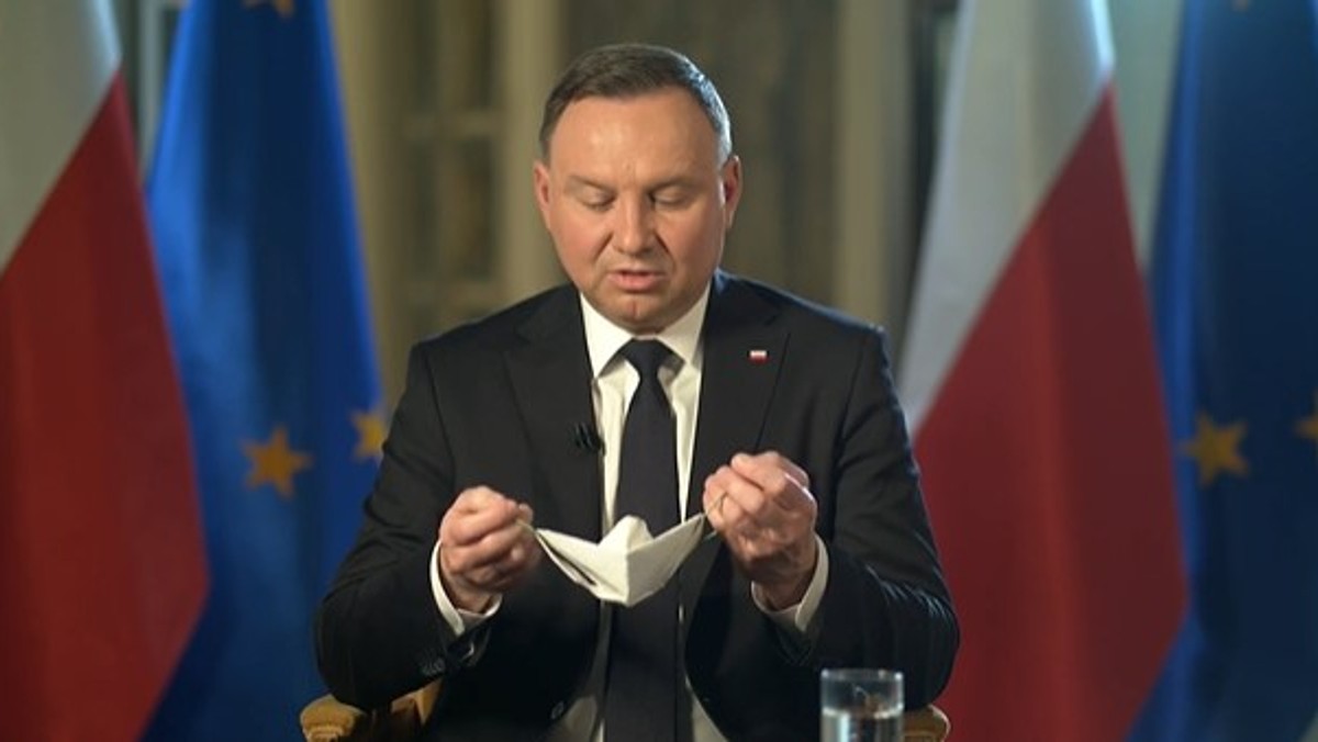 Koronawirus. Andrzej Duda wyjaśnia skąd wzięła się jego "maseczka origami"