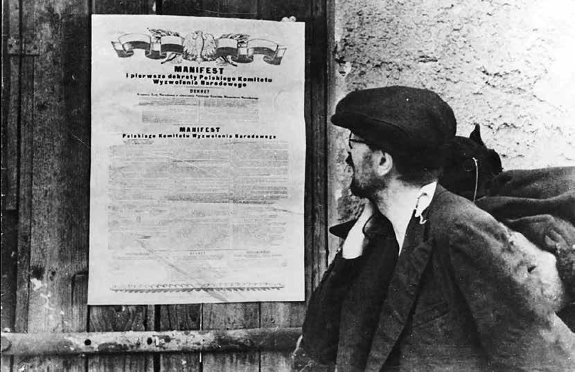Polak czytający plakat manifestu PKWN, lipiec 1944 r.