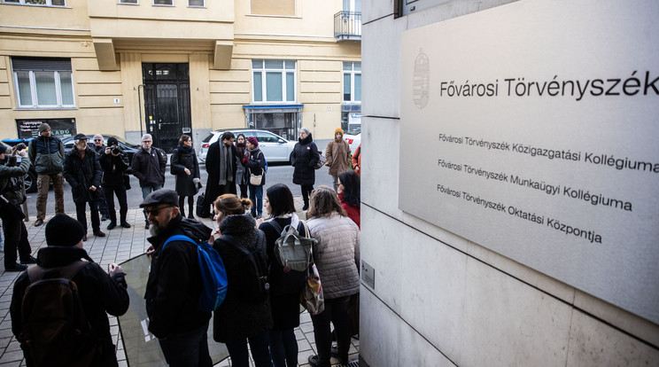 Kép a márciusi tárgyalásról, amikor többen is összegyűltek a Fővárosi Törvényszék épülete előtt / Fotó: Zsolnai Péter