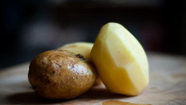 Sprytny trik z surowym ziemniakiem. Zobacz, jak można go wykorzystać
