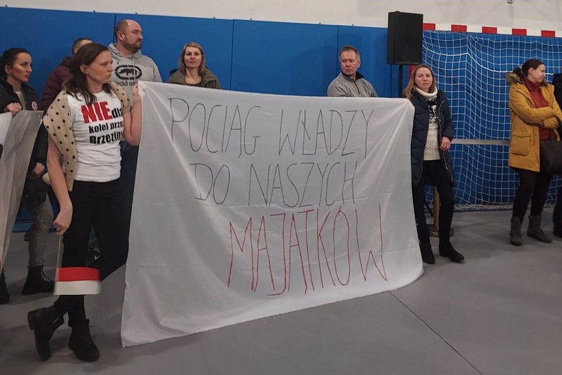 Protestujący z Brzezin podczas wizyty prezydenta w tym mieście. Z chorągiewką — Marzena Łącka