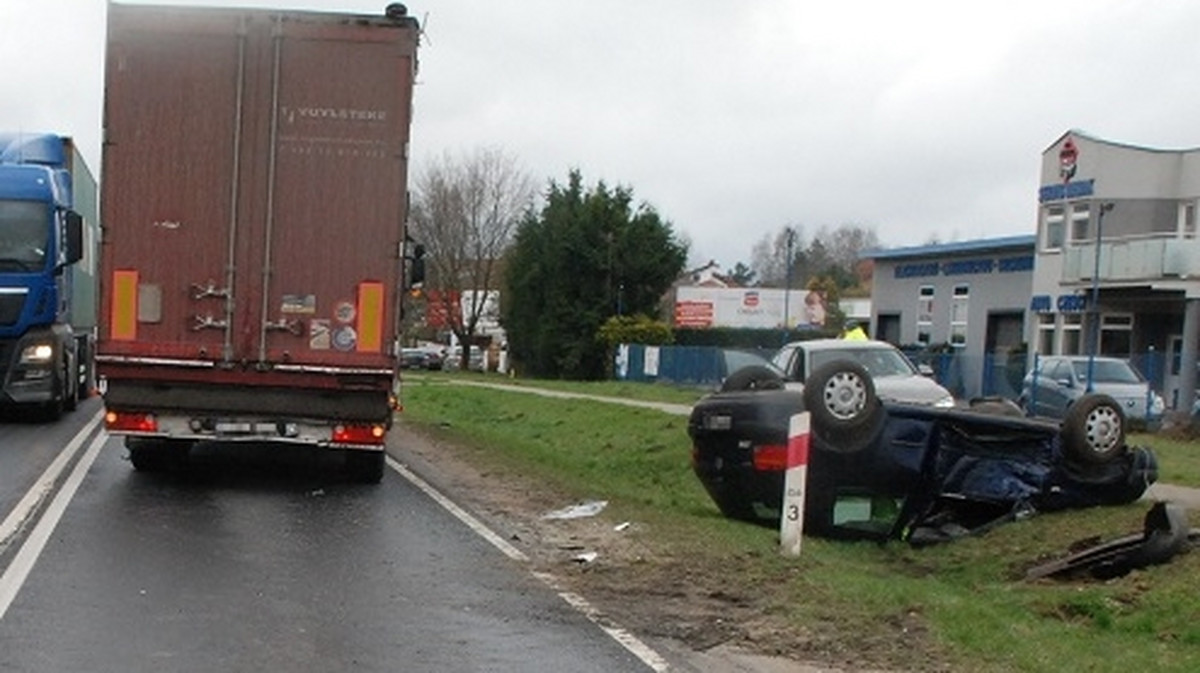 Niebezpieczna kolizja TIR-a i osobówki. Wszystko przez nieuwagę starszego kierowcy