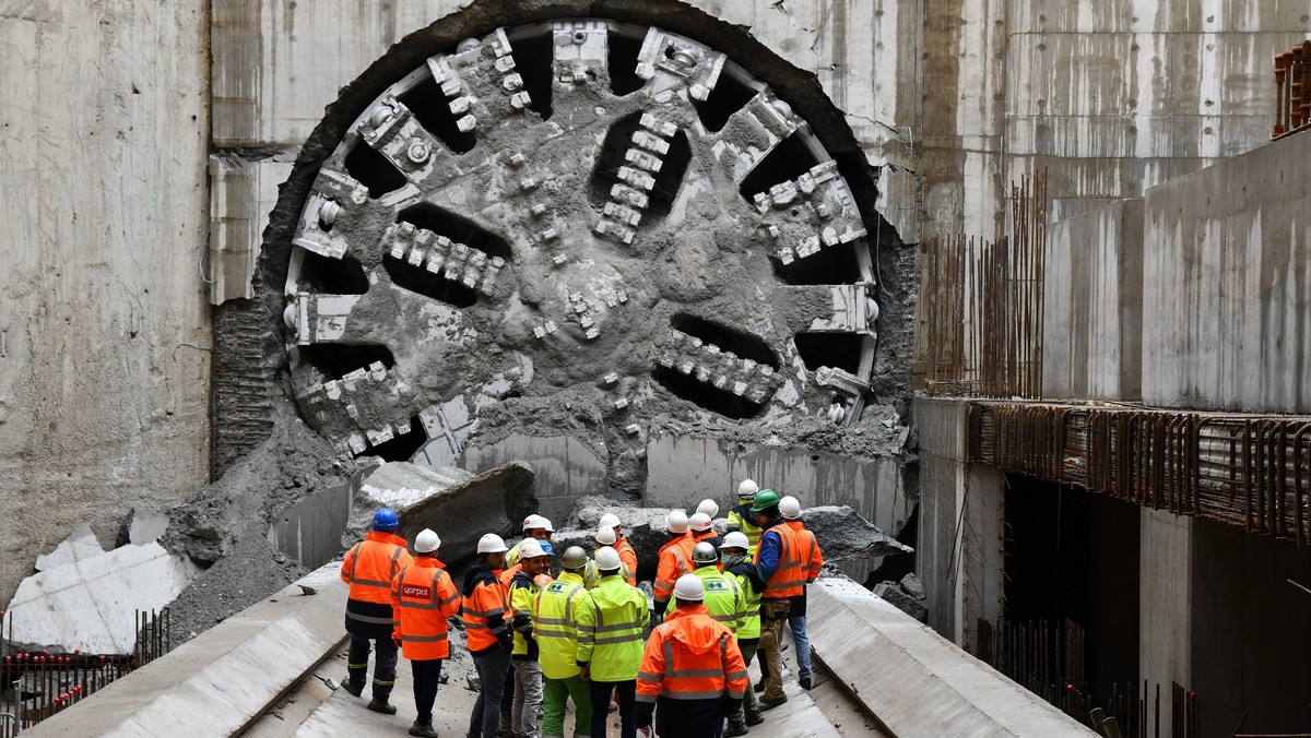 Budowa kolejowej trasy pod Łodzią. Jeden z tunelów jest już gotowy