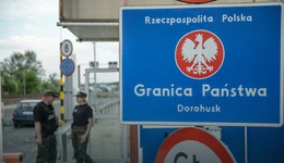 Kolejka TIR-ów przed przejściem w Dorohusku