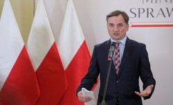 Ziobro obiecuje finansowe wsparcie. Gminy ze "strefami wolnymi od LGBT" straciły środki z UE