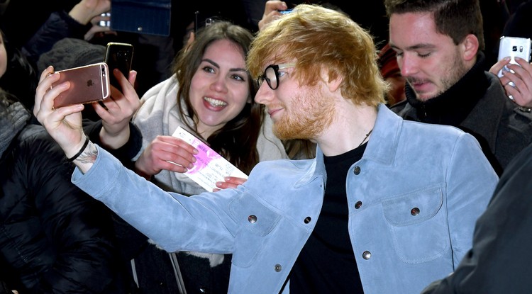 Ed Sheeran pózol egy rajongójával a 68. Berlinale filmfesztiválon 2018-ban