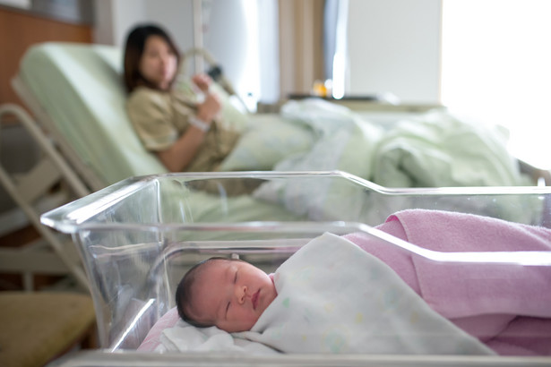 Wśród najważniejszych zmian jest m.in. likwidacja obowiązkowej hospitalizacji po 41. tygodniu ciąży (ma to być decyzja lekarza). Zmiana dotyczy także doprecyzowania przepisów, by pacjentka wybrała swoją położną jeszcze przed porodem (w 21-26 tygodniu). Nowe przepisy zakładają m.in. jednolitą edukację przedporodową oraz przewidują trzykrotną ocenę ryzyka nasilania się objawów depresji. W myśl nowych regulacji, łagodzenie bólu nie będzie traktowane jako dodatkowa interwencja medyczna.