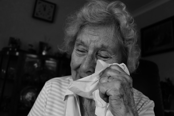 "ŽIVA DUŠA PREKO PRAGA NE PREĐE" Ispovest Ane (62) čija stara majka svakodnevno plače zbog svojih unuka: "Teško im je čak i da je pozovu"
