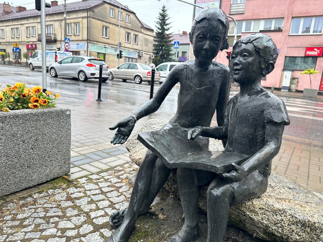 Właścicielka pobliskiego sklepu śmieje się, że dziewczynka z pomnika wygląda raczej, jakby wyciągała rękę po świadczenia socjalne.