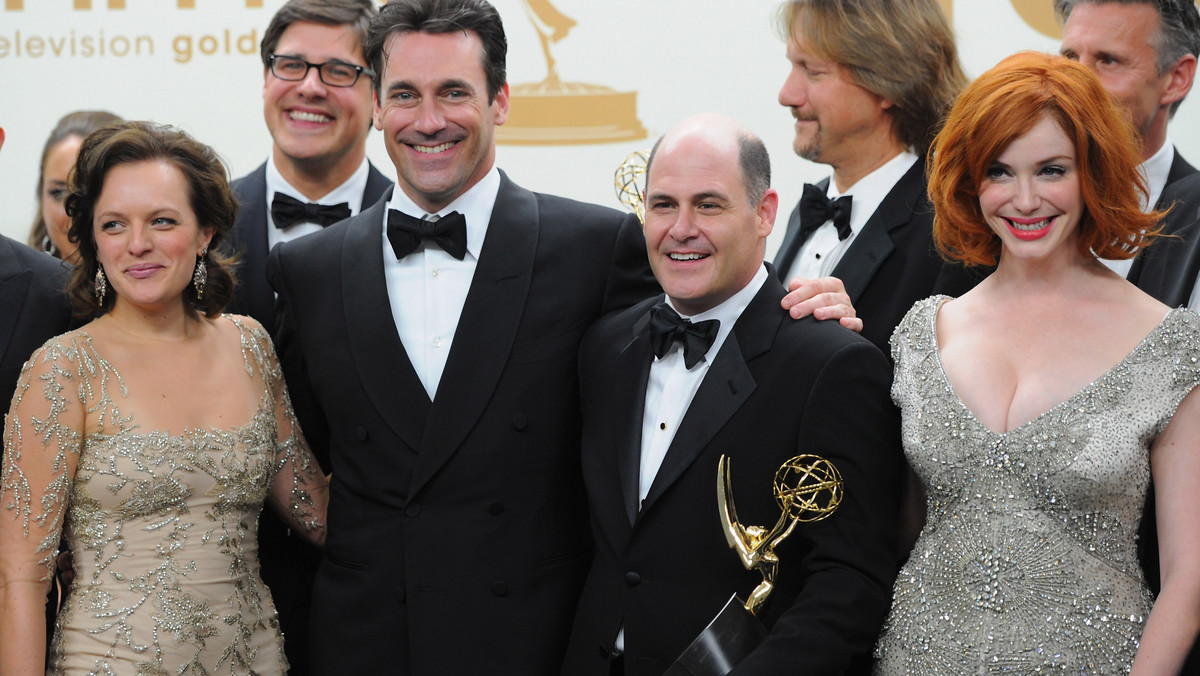 Matthew Weiner obecnie pracuje nad kolejnymi trzema sezonami serialu. Choć scenariusz nie jest jeszcze kompletny, twórca już wie, jak będzie wyglądało zakończenie "Mad Men".