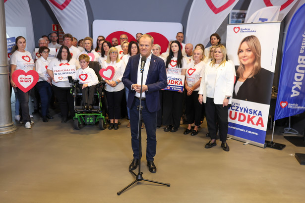 Donald Tusk i Katarzyna Kuczyńska-Budka podczas spotkania z wyborcami w Gliwicach