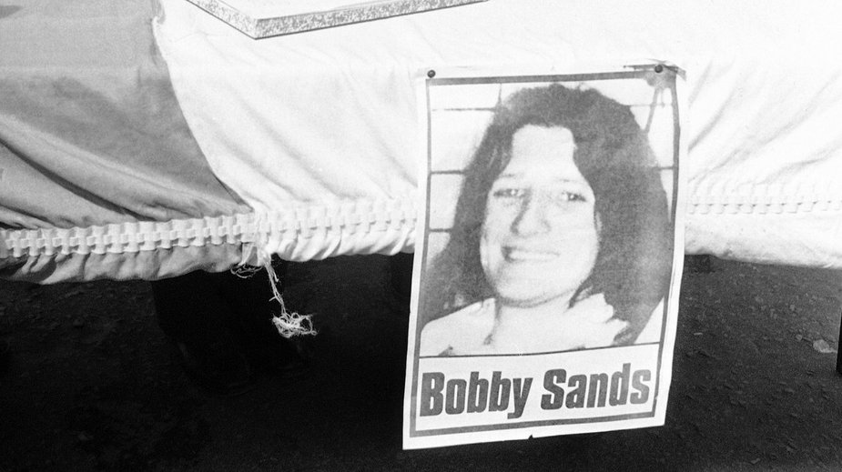 Stoisko z księgą kondolencyjna po śmierci Bobby'ego Sandsa