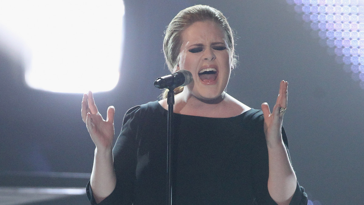 Album "21" Adele po raz kolejny znalazł się na szczycie brytyjskiej listy przebojów. Młodej piosenkarce ta sztuka udała się już po raz osiemnasty w tym roku.