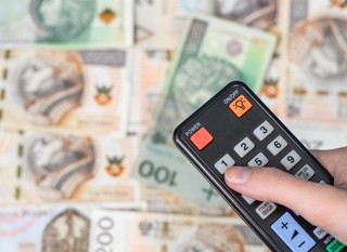 Tyle będziemy płacić za abonament RTV w 2026 roku. Jest rozporządzenie KRRiT. Zamiast wyczekiwanej likwidacji opłaty czekają podwyżki