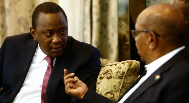 Kenyan President Uhuru Kenyatta (L) speaks with his Sudanese counterpart Omar al-Bashir during their meeting in Khartoum on October 29, 2016