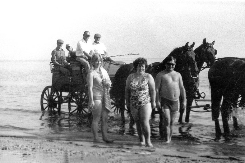 Pani Anna z Sosnowca z rodziną w towarzystwie księcia Filipa i jego świty, Sopot 1975 r.