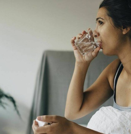 Manche Signale unseres Körpers zeigen uns, dass wir mehr Wasser trinken sollten.