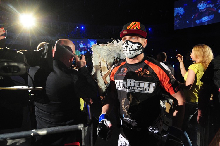 Żenujący 'popis' striptizera i 'Koksa'. Ganiali się po ringu