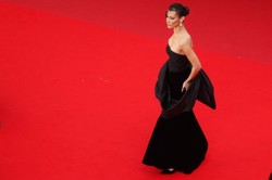 "Taka młoda, a taka sztuczna". Bella Hadid po wizycie w Cannes zbiera niepochlebne komentarze za wygląd twarzy. FOTO