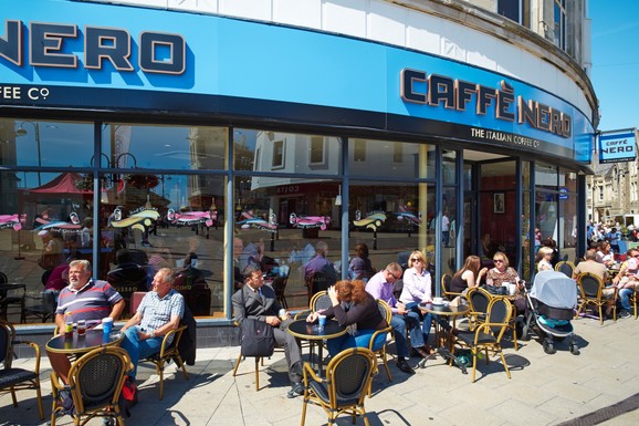 DOŽIVOTNA ZABRANA PUŠENJA STUPA NA SNAGU U OVOJ EVROPSKOJ ZEMLJI Usvojen rigorozan zakon, odzvonilo i vejpovanju na ovim mestima