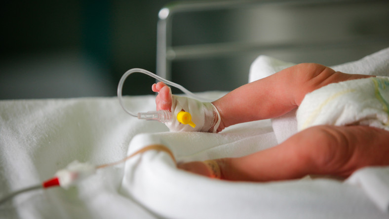 Zespół lekarzy Wojewódzkiego Szpitala Specjalistycznego w Olsztynie zahamował akcję porodową u matki, rozpoczętą po poronieniu jednego z bliźniaków. Dzięki temu kobiecie udało się utrzymać i urodzić drugie dziecko. Dziewczynka jest w stabilnym stanie - podał szpital.