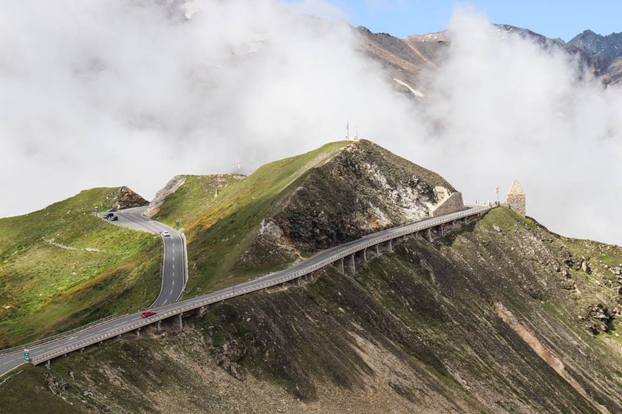 Großglockner Hochalpenstraße - widok z Edelweissspitze na kaplicę upamiętniającą robotników, którzy zginęli przy budowie drogi