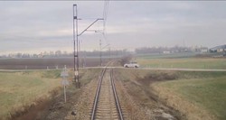 Niebezpieczna sytuacja na torach. Policja wstawia film ku przestrodze