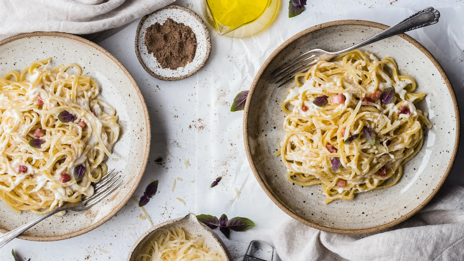 Wegańska carbonara w pysznej i prostej odsłonie. Gotowa w 15 minut!