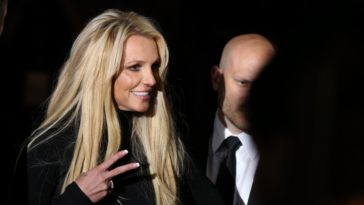 Blisko miesiąc od premiery dokumentu "Framing Britney Spears", pokazującego trudne momenty kariery księżniczki popu, dwoje republikanów domaga się dyskusji na temat prawa dotyczącego kurateli. Uważają, że przykład Spears pokazuje, jak bezsilni i bezbronni stają się obywatele, gdy sąd decyduje się na takie rozwiązanie sprawy.
