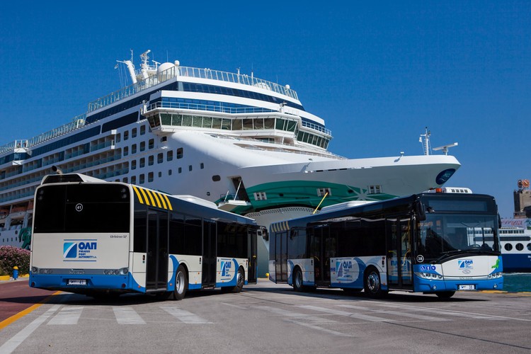 W 2009 r. Solaris dostarczył do Grecji 322 miejskie autobusy Urbino o długości 12 metrów. Kosztowały 80 mln euro. Ateński przewoźnik E.THE.L zamówił 220 Solarisów Alpino o długości 8,6 m i 100 przegubowych, 18-metrowych Urbino w wersji 18-metrowej. W ciągu kolejnych lat polski producent sprzedał do Grecji 15 pojazdów. Autobusy trafiły m.in. do portowego Pireusu (na zdjęciu)