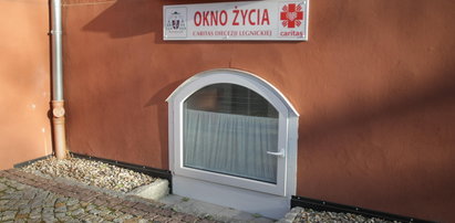 Ktoś zostawił Józia w oknie życia!