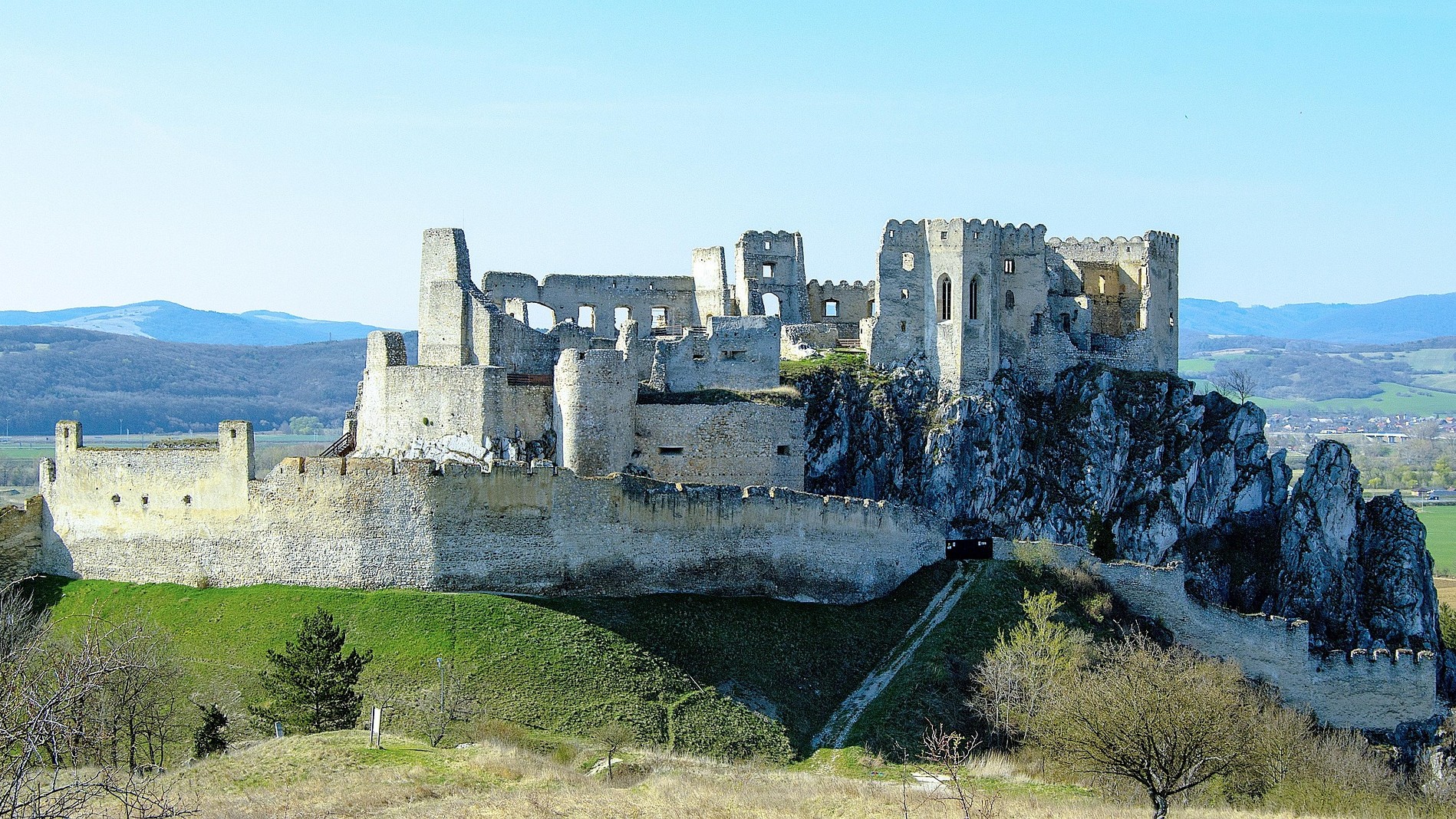 Hrad Beckov poskytuje nádherný výhľad na okolité Považie.