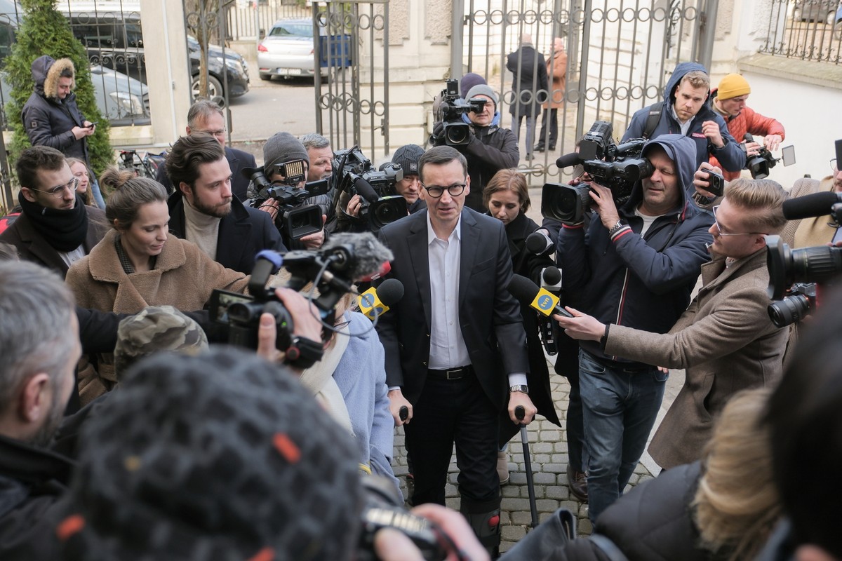 Poseł PiS Mateusz Morawiecki w drodze na konferencję prasową w Centrum Prasowym Foksal w Warszawie