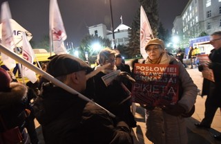 „Stop dla chaosu w szkole”. Protest rodziców i nauczycieli przed Sejmem
