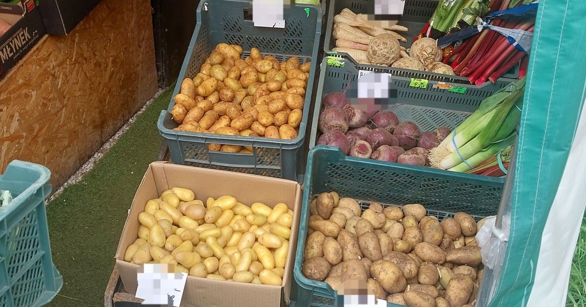 Uliczny stragan. Wszyscy zdumieni. 