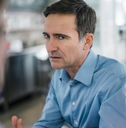 Wer im Beruf selbstbewusst und souverän wirken möchte, sollte genau auf seine Wortwahl achten.