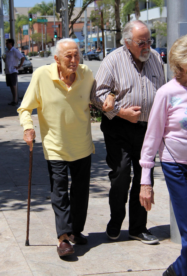 97-letni Kirk Douglas z żoną na lunchu