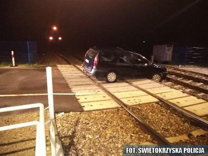 Samochód ugrzązł na przejeździe kolejowym w Ludyniu