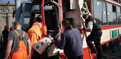 Groźny wypadek w centrum Gdańska. Tramwaj zderzył się z autokarem. Jest wielu rannych