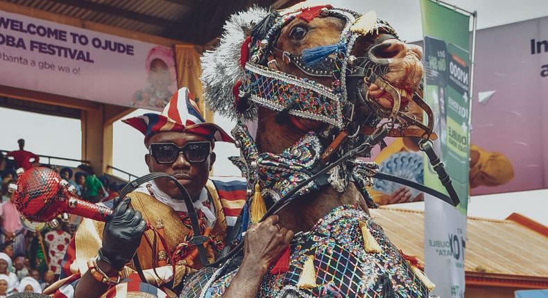 Prince Adedoyin of the Alatishe clan on his horse [Instagram/@o'banks_wills/@kingbelaire]