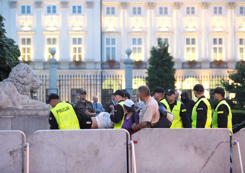 Policja usunęła obrońców krzyża