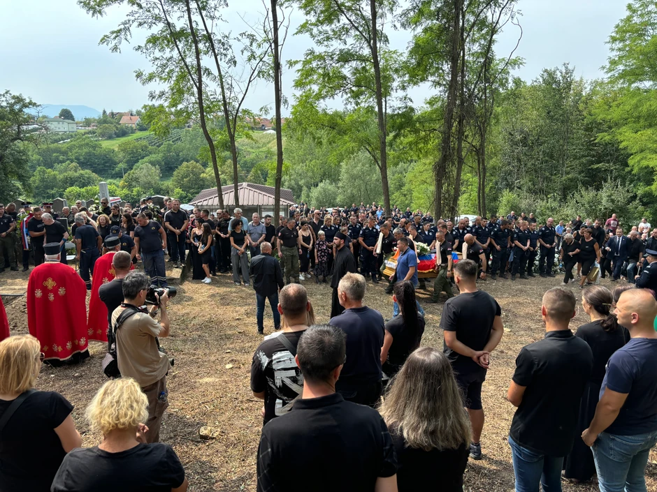 Povorka sa kovčegom u kom se nalazi telo ubijenog policajca Nikole Krsmanovića stigla je na gorblje