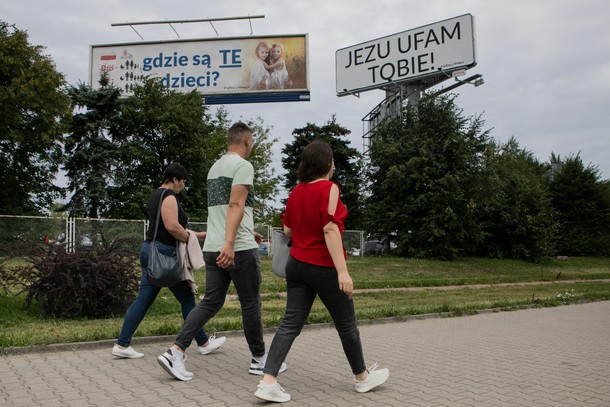 Warszawa, Al. Jerozolimskie. Billboardy Fundacji Nasze Dzieci z Kornic