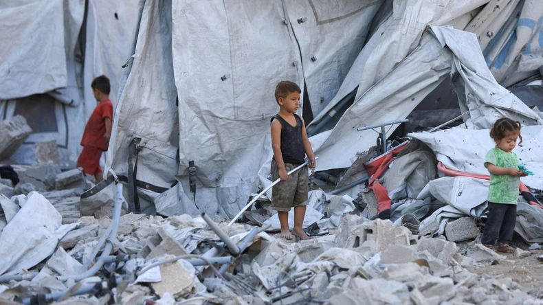 Palestinska deca stoje u kampu šatora u gradu Gazi u koji su se sklonili raseljeni | Foto: Reuters