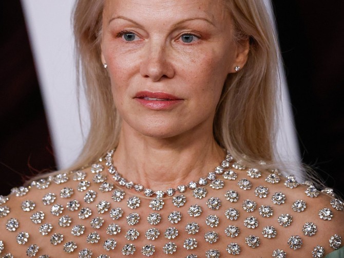 Pamela Anderson bez šminke i u majstorskoj kreaciji visoke mode ostavlja bez daha