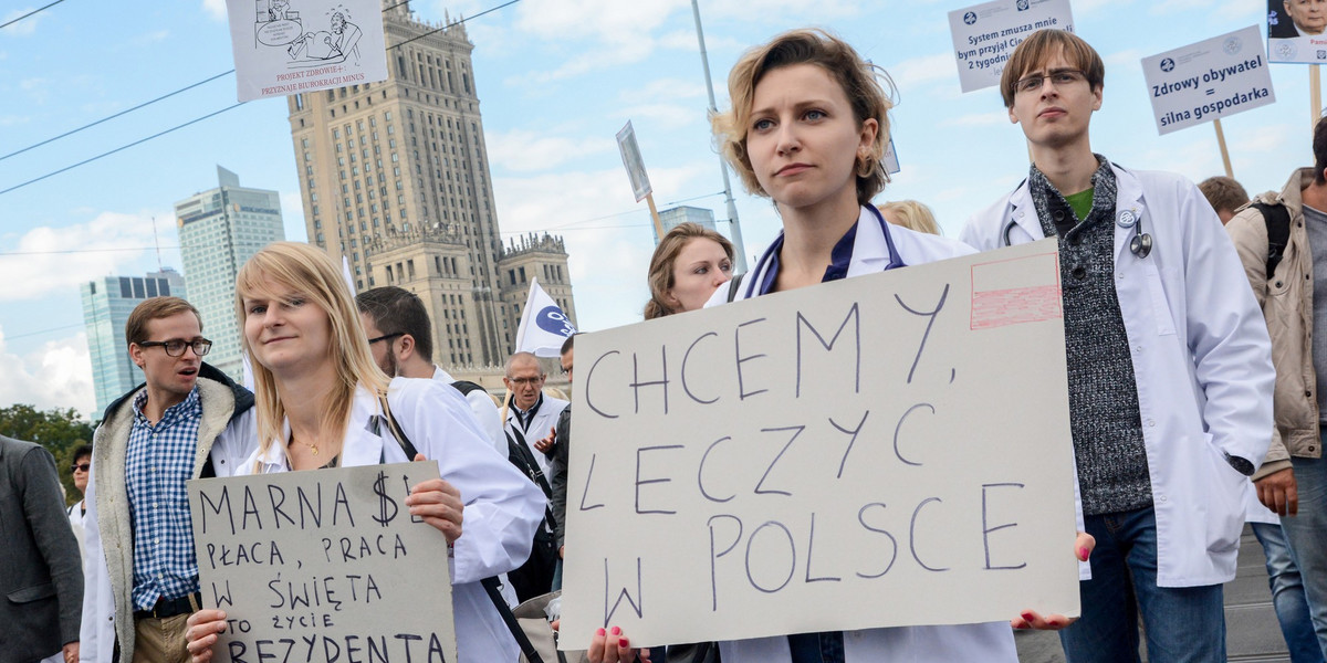Lekarze, również ci świeżo po studiach, domagają się wyższych wynagrodzeń i lepszych warunków pracy w Polsce. Ostatni ogólnopolski protest odbył się we wrześniu ub. roku