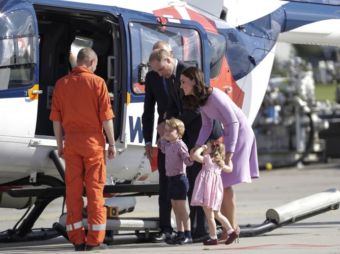 Książę William i księżna Catherine oraz książę George i księżniczka CharlotteKsiążę William; księżna Catherine; książę George; księżniczka Charlotte