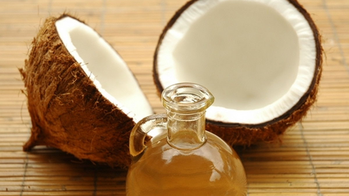 Gdy słynna modelka Miranda Kerr wyznała, że sekretem jej urody jest codzienna porcja oleju kokosowego, ze sklepowych półek momentalnie zniknęły słoiczki z tym produktem. Co takiego ma w sobie ten z pozoru zwyczajny olej?