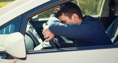 Auto stało w zatoczce. Silnik pracował. A w środku...