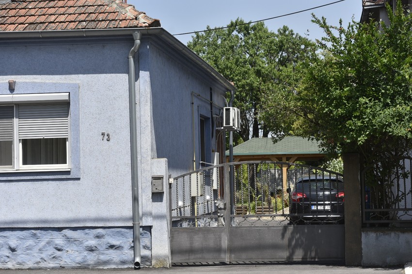 Automobil koji je parkiran u dvorištu kuće i roletne podignute na jednom prozoru jedino su što svedoči da neku u kuću i dalje dolazi